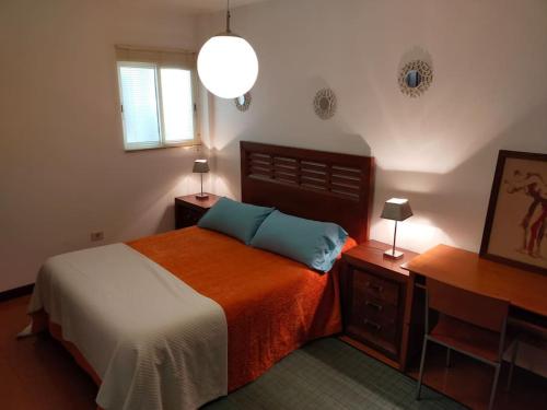 Säng eller sängar i ett rum på Corunna Piso acogedor 3 hab. amplias wifi