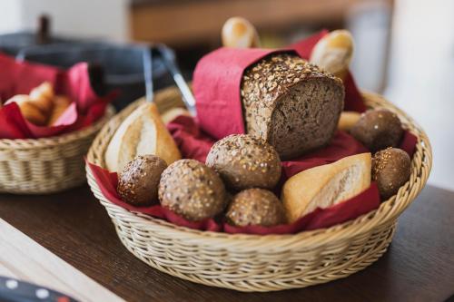 un cestino pieno di pane e noci su un tavolo di Bike- und Ferienhotel Freiburg a Friburgo in Brisgovia