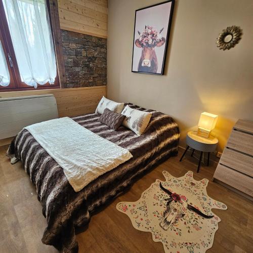 une chambre avec un grand lit dans une pièce dans l'établissement studio entier 25m2 proche centre ville Font Romeu, à Font-Romeu-Odeillo-Via