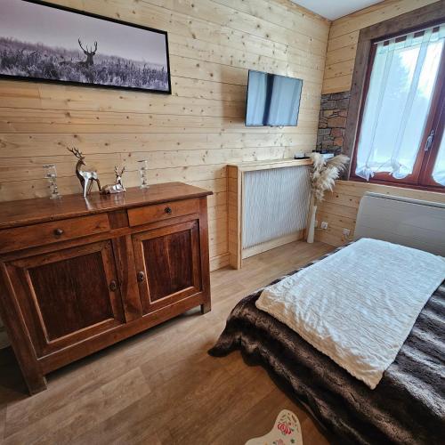 - une chambre avec un lit, un lavabo et une télévision dans l'établissement studio entier 25m2 proche centre ville Font Romeu, à Font-Romeu-Odeillo-Via