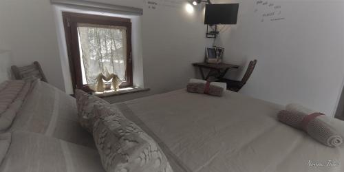 una camera con un grande letto e una finestra di "Il Sentiero" - Belfiore a Foligno