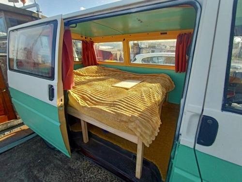 Una cama o camas cuchetas en una habitación  de Surfer Van Retreat