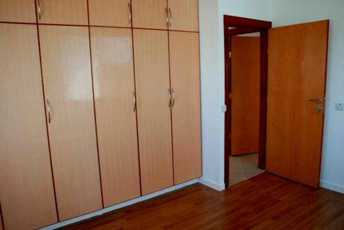 達累斯薩拉姆的住宿－Cedrela Villa，一间空房间,配有木制橱柜和门