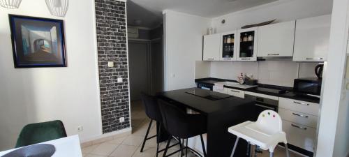 uma cozinha com mesa e cadeiras num quarto em Apartment Franko em Pula
