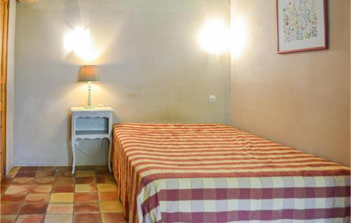 Ένα ή περισσότερα κρεβάτια σε δωμάτιο στο Gorgeous Home In Coutras With Wifi
