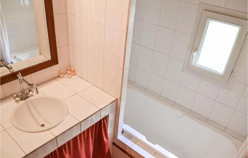 Ένα μπάνιο στο Gorgeous Home In Coutras With Wifi