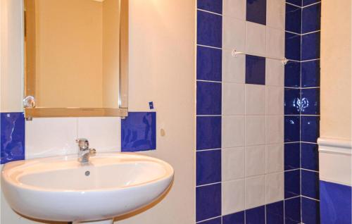 Koupelna v ubytování Lovely Home In Coutras With Wifi
