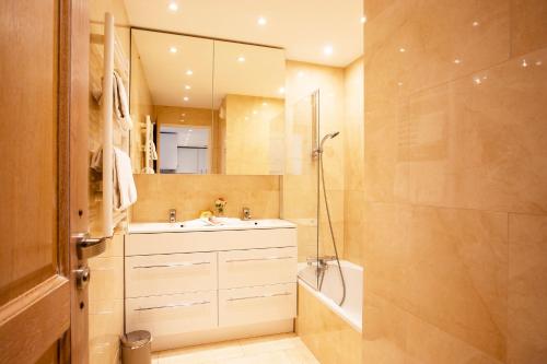 une salle de bain avec un lavabo, une douche et un miroir dans l'établissement EZE VISTA AP4328 By Riviera Holiday Homes, à Èze