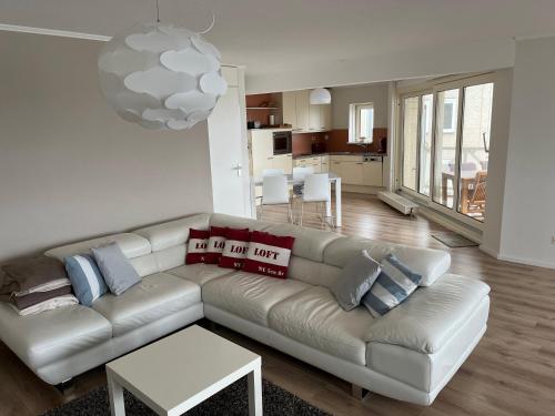a living room with a couch and a table at Appartement Marina Port Zélande - Brouwersdam Zeeland in Ouddorp