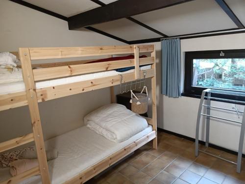 - deux lits superposés dans une chambre dans l'établissement Maison Sunpark Oostduinkerk 550, à Coxyde