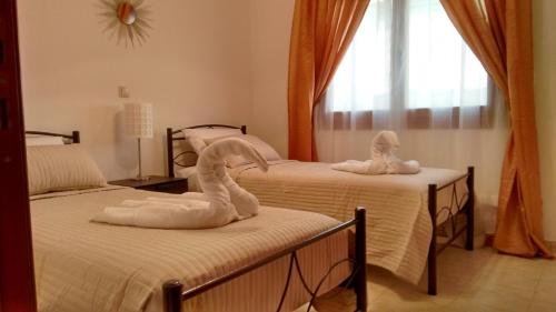 Ένα ή περισσότερα κρεβάτια σε δωμάτιο στο Tholos Bay Suites
