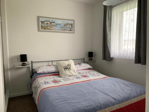 a bedroom with a bed with a pillow on it at Bulldog holidays 243 in Hemsby