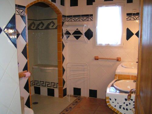 La salle de bains est pourvue d'une douche et d'un lavabo. dans l'établissement Au bon vivre, à Vivès