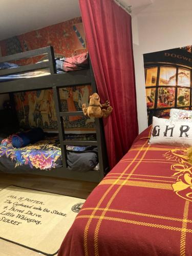 - une chambre avec des lits superposés et un lit avec un ours en peluche dans l'établissement Les sorciers, la Diligence St Jean de Losne, à Saint-Jean-de-Losne