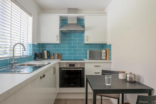 Gallery image of Riverside apartment with views and parking in Kingsbridge