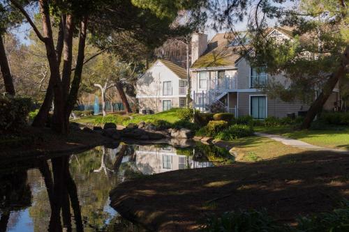 a house and a pond in a yard at Residence Inn Sunnyvale Silicon Valley I in Sunnyvale