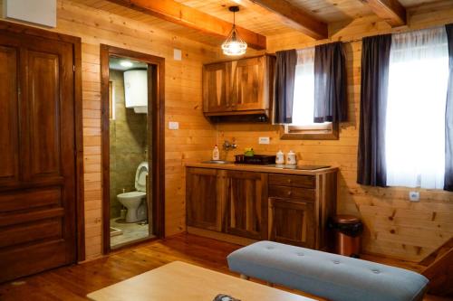 Cette chambre comprend une salle de bains pourvue de toilettes et d'un lavabo. dans l'établissement FOREST&LAKE COTTAGES, à Virpazar