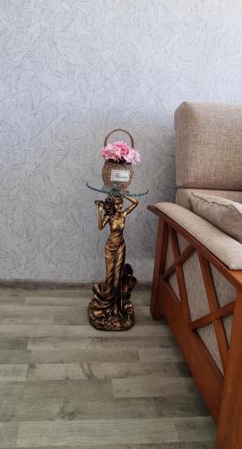 Una estatua de una mujer con un pastel encima. en Kate's cozy apartment en Kutaisi