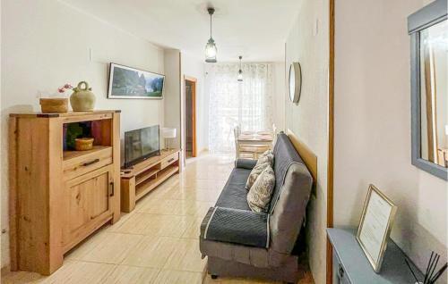 salon z kanapą i telewizorem w obiekcie 2 Bedroom Cozy Apartment In Oropesa w mieście Oropesa del Mar