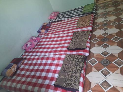 un mucchio di cravatte che siedono sopra un tavolo di Bhaktikunj Detached 2 room House a Akalkot