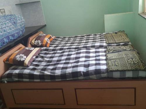 un letto con più cuscini sopra di Bhaktikunj Detached 2 room House a Akalkot