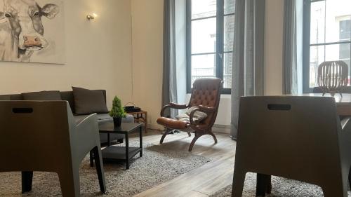 普瓦捷的住宿－B - Le petit Paradis，客厅配有沙发和椅子