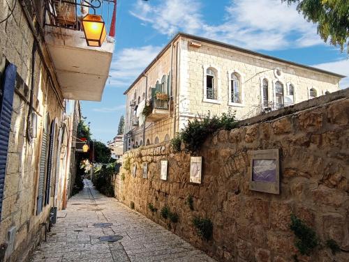 um beco numa cidade com um edifício em Diana's B&B em Jerusalém