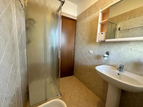 un baño con ducha y lavabo en Villino a Lido degli Estensi, en Lido degli Estensi