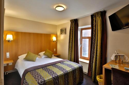 pokój hotelowy z łóżkiem i oknem w obiekcie Auberge Des Cretes w mieście Falmignoul
