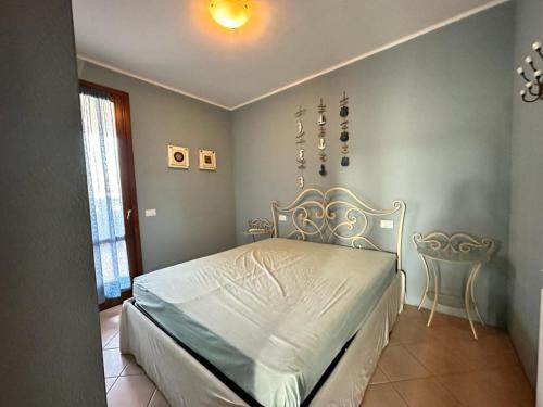 Un dormitorio con una cama blanca en una habitación. en Villino a Lido degli Estensi, en Lido degli Estensi