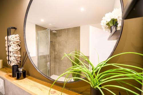 Ένα μπάνιο στο OrangeHome Design Apartment zwischen See & Zentrum