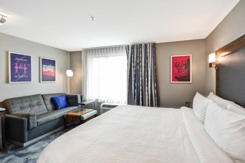 um quarto de hotel com uma cama e um sofá em TownePlace Suites by Marriott Cranbury South Brunswick em Cranbury