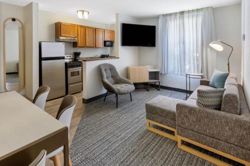 a living room with a couch and a kitchen at TownePlace Suites New Orleans Metairie in Harahan