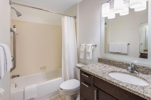 La salle de bains est pourvue d'un lavabo, de toilettes et d'une douche. dans l'établissement TownePlace Suites New Orleans Metairie, à Harahan