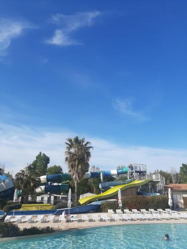 - un parc aquatique avec un grand toboggan dans l'établissement LA CARABASSE CP90, à Vias