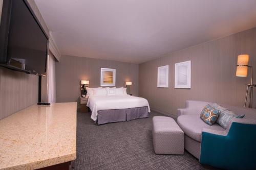 a hotel room with a bed and a couch at Courtyard Thousand Oaks Ventura County in Thousand Oaks