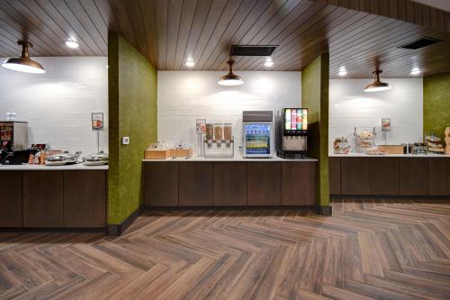 a restaurant with a cashierasteryasteryasteryasteryasteryasteryasteryasteryasteryastery at Fairfield by Marriott Inn & Suites Grand Rapids Wyoming in Wyoming