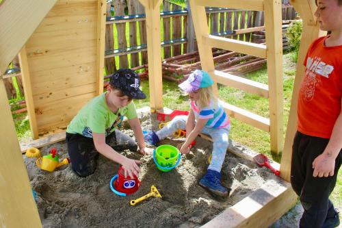 a boy and a girl playing in the sandbox at Chalet Mama in Pruggern