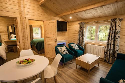 ein Zimmer mit einem Tisch und Stühlen in einer Hütte in der Unterkunft Glendaloch B&B in Antrim