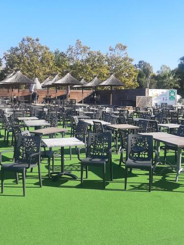 LA CARABASSE CP90 في فيا: مجموعة طاولات وكراسي على العشب