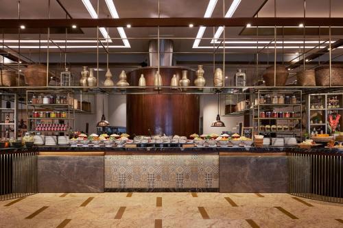 Makanan di atau berdekatan hotel