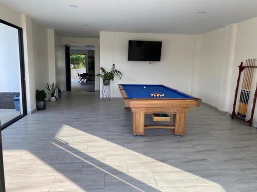 a pool table in the middle of a living room at Chalet El Pilar Bacelona Quindio in Barcelona