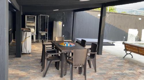 a black table and chairs on a patio at Chalet El Pilar Bacelona Quindio in Barcelona