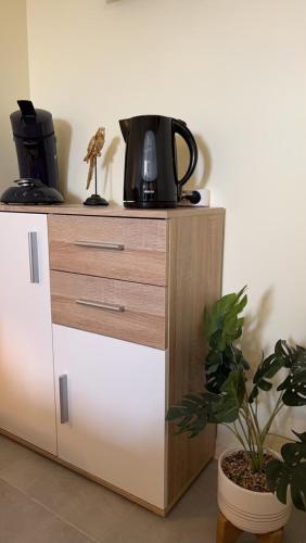 - un four micro-ondes installé au-dessus d'une commode dans l'établissement Studio de Célestine, à Vernon