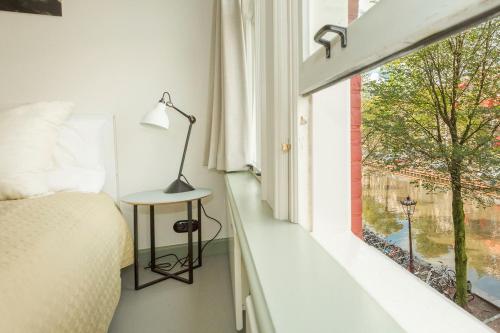 - une chambre avec un lit et une fenêtre dans l'établissement The Red Ox - Super Central Canal View Rooms, à Amsterdam