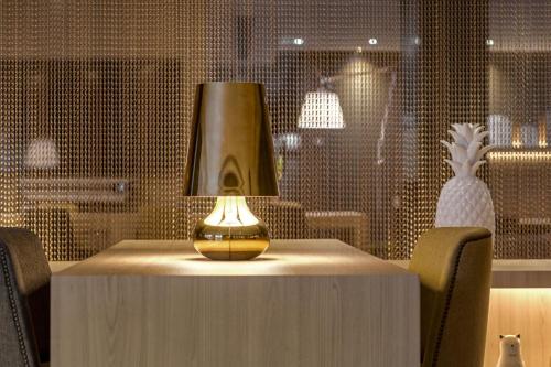 une lampe assise au-dessus d'une table dans une pièce dans l'établissement AC Hotel Aravaca by Marriott, à Madrid
