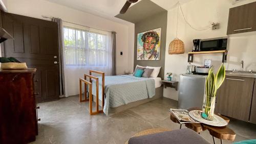 a small room with a bed and a kitchen at Casa VillaMatisse in Tulum