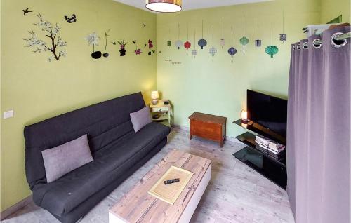 un salon avec un canapé et une table basse dans l'établissement Amazing Home In Saint-Georges-De-Didon, à Saint-Georges-de-Didonne