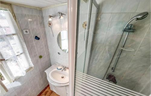 Kúpeľňa v ubytovaní Pet Friendly Home In Saint-georges-de-didon With Kitchen