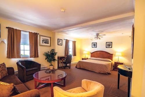 Poland的住宿－The Maine Inn at Poland Spring Resort，酒店客房配有一张床铺和一张桌子。
